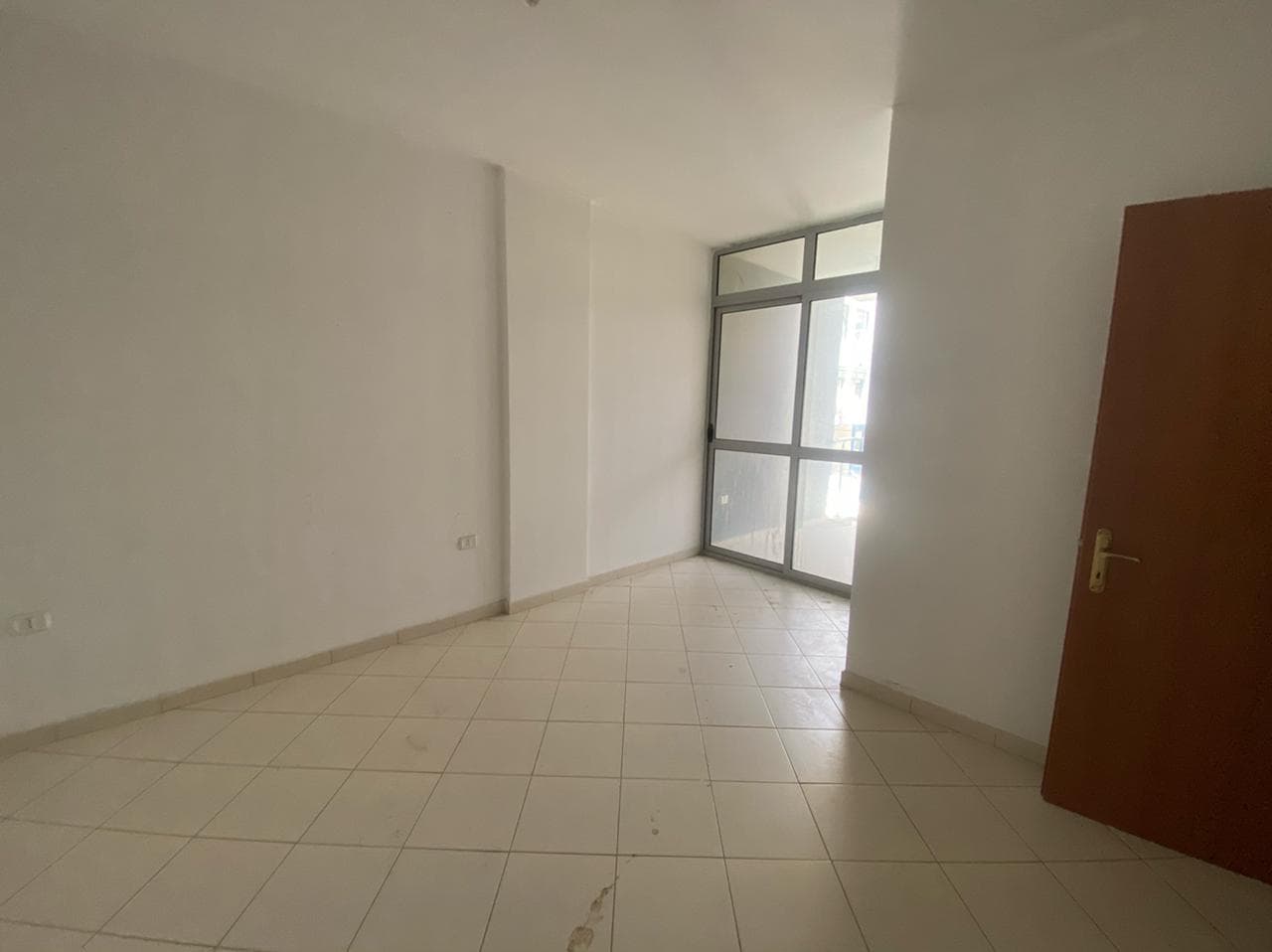 SHITET APARTAMENT 2+1 ME PAMJE NGA DETI PRANE RROTES SE KUQE, DURRES. 3
