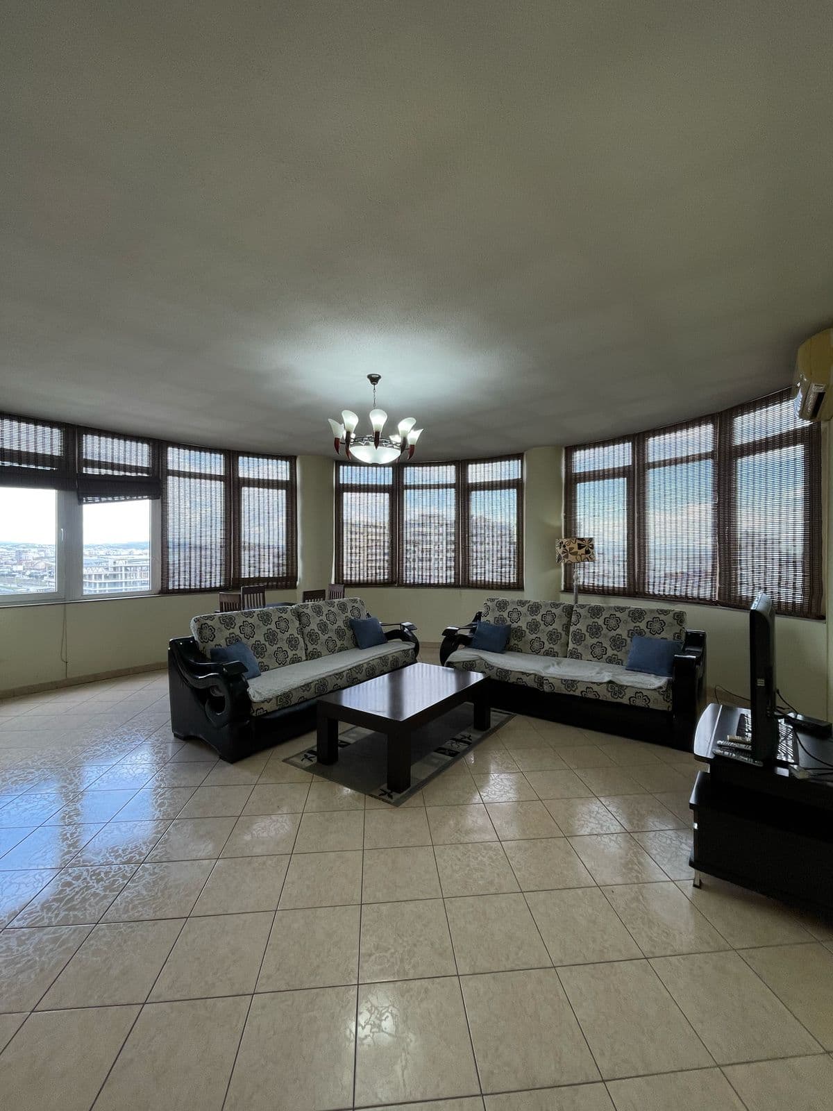 JEPET ME QERA APARTAMENT 2+1 STACIONI TRENIT, DURRES