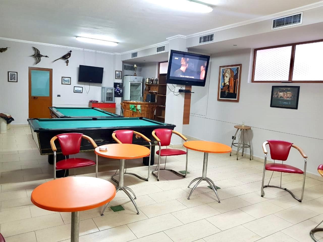 JEPET ME QERA AMBIENT BIZNESI MBRAPA PASTICERI PELIKANIT, QENDER, DURRES.