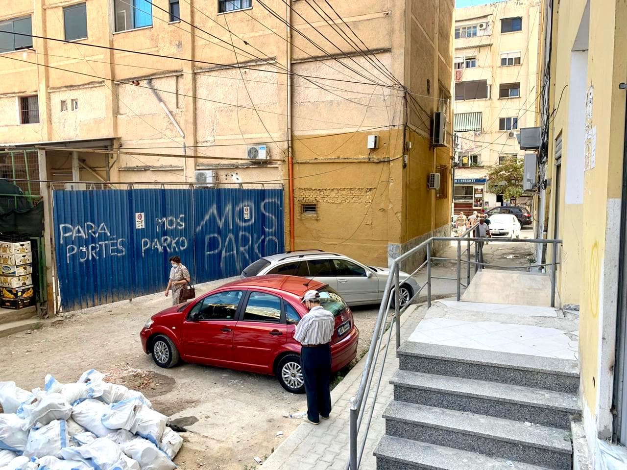 JEPET ME QERA AMBIENT BIZNESI,PERBALL TREGUT TE FRUTA PERIMEVE, DURRES 4