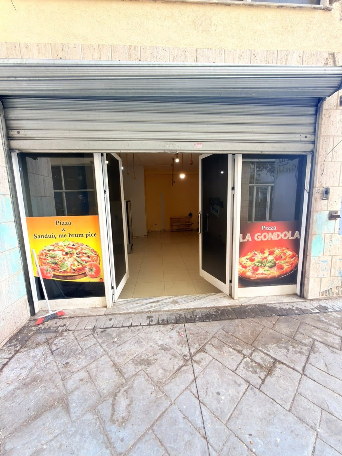 JEPET ME QERA AMBIENT BIZNESI PRANE STACIONIT TE TRENIT,DURRES 4