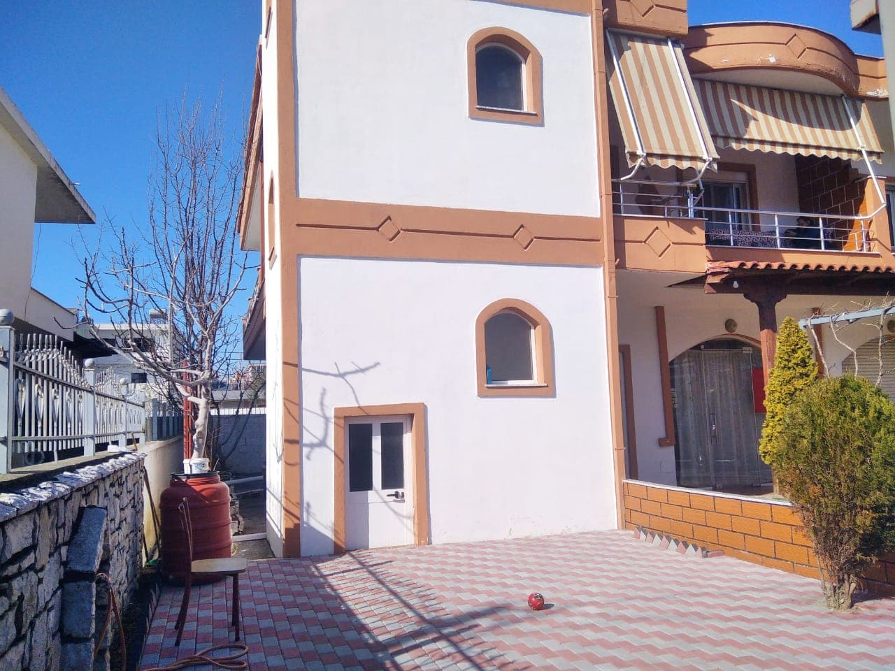 SHITET KATI I DYTE I NJE VILE,PRANE ZONES SE KENETES,DURRES .