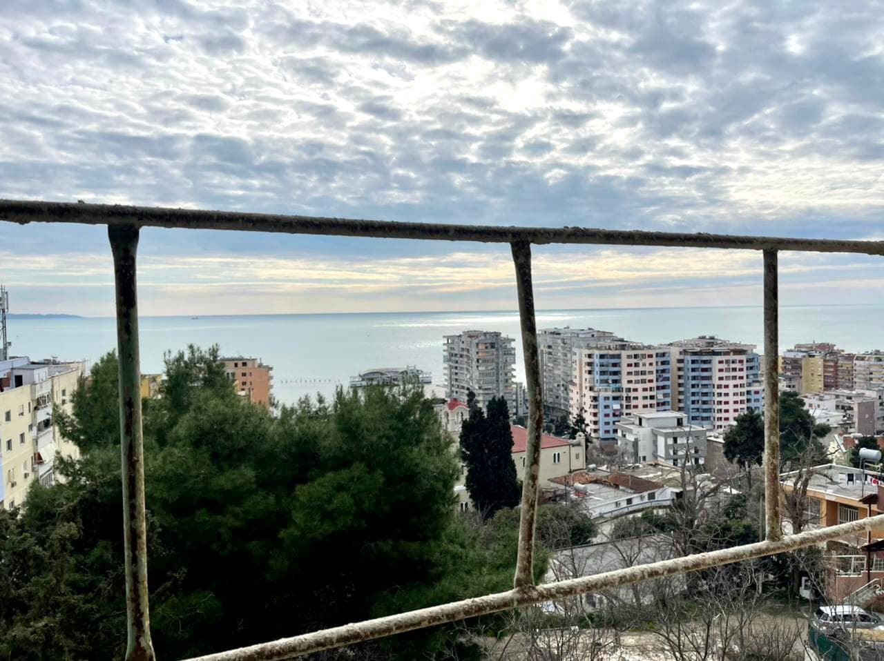 SHITET APARTAMENT 2+1 ME PAMJE NGA DETI , PRANE VILES ZOGUT, DURRES.