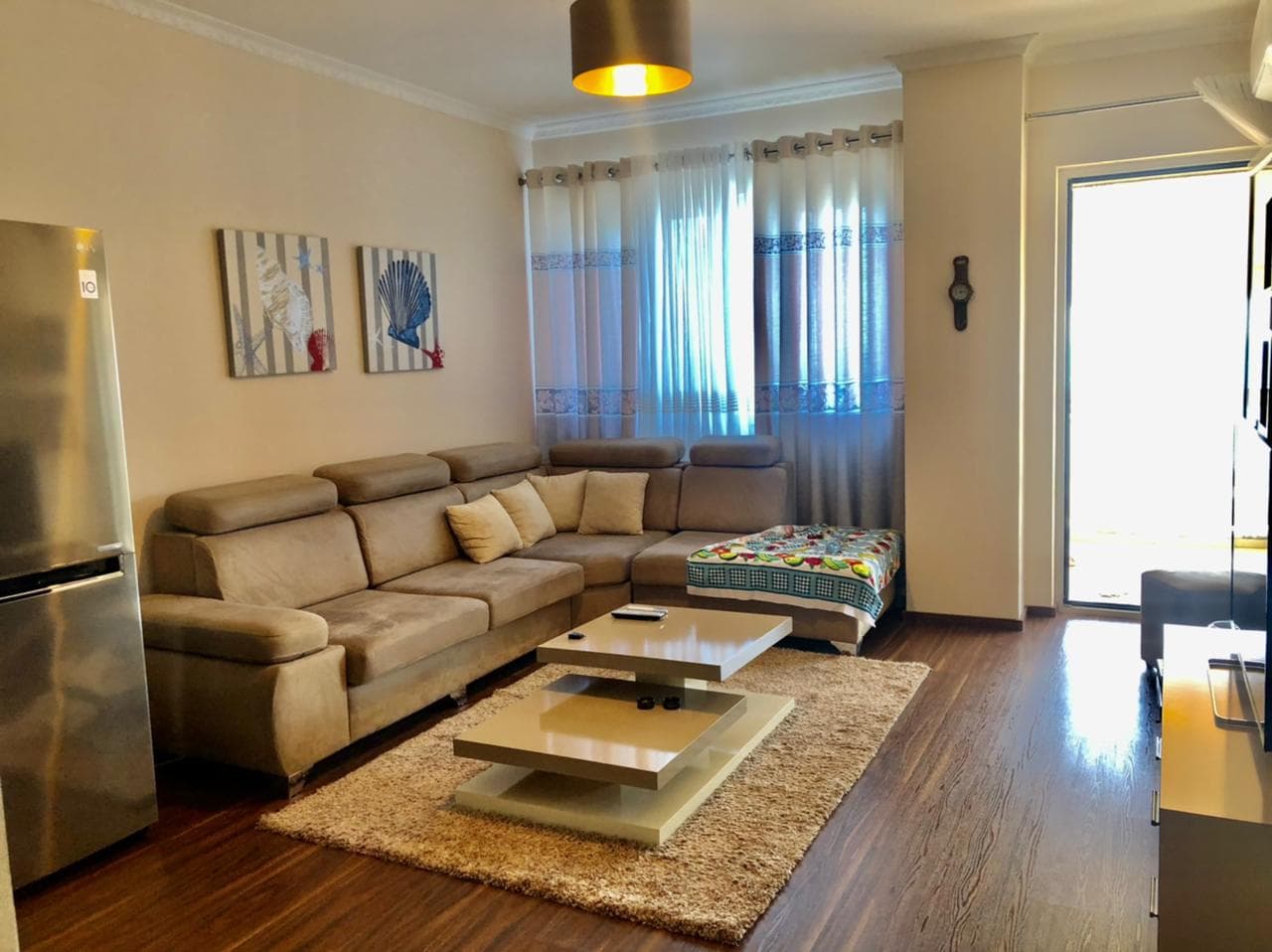 SHITET APARTAMENT 2+1 PRANE RESTORANT DELUX , PLAZH, DURRES.