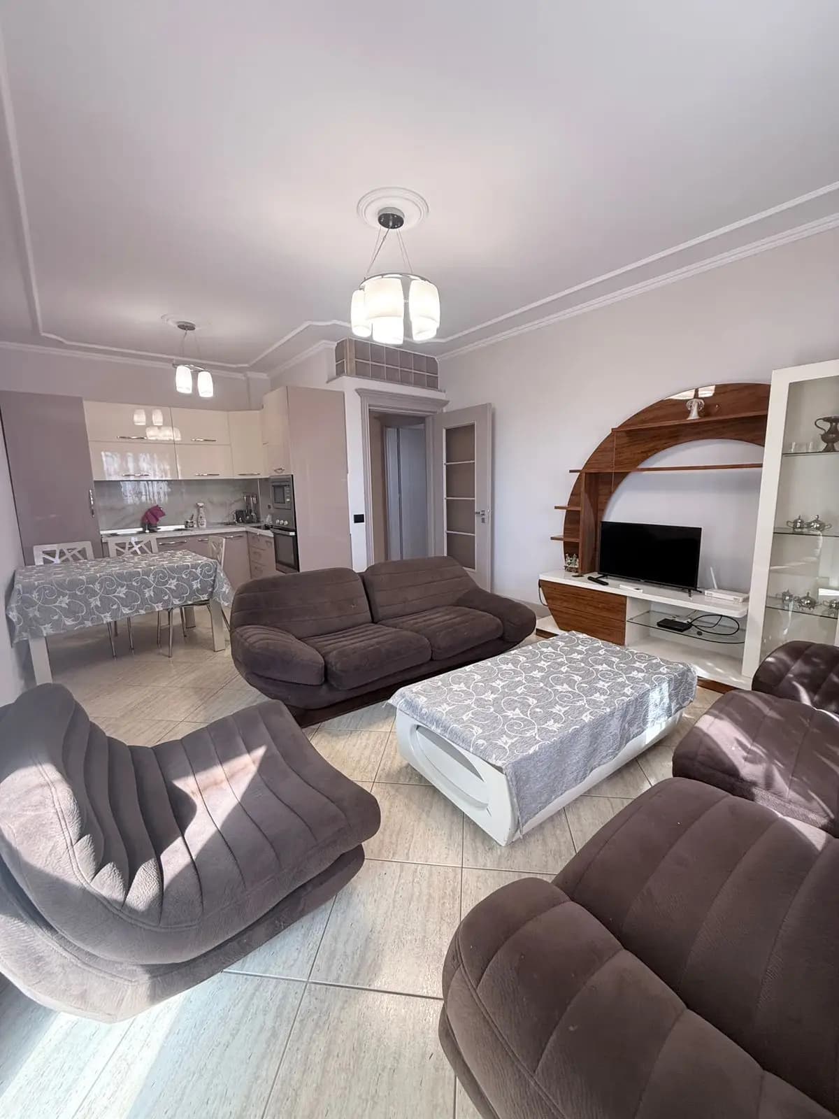 JEPET ME QERA APARTAMENT 2+1 TEK RRUGA PORTIT 2