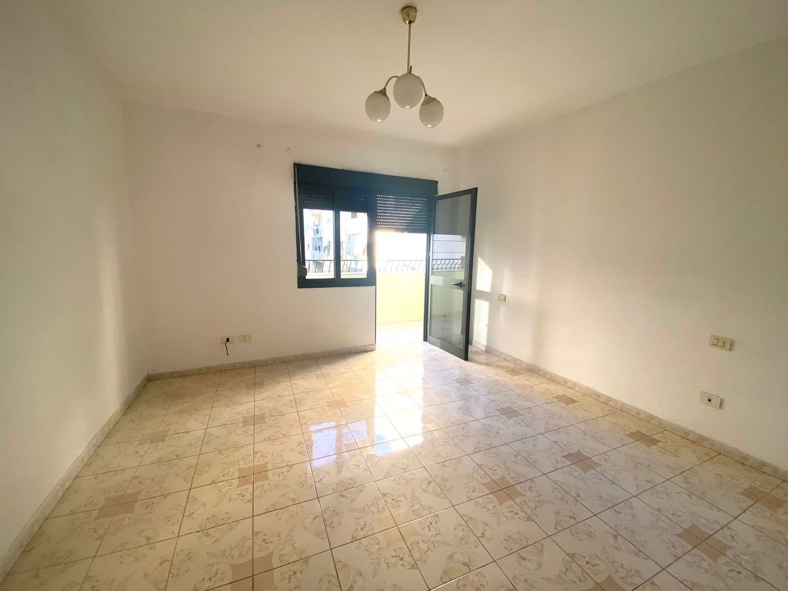 SHITET APARTAMENT 2+1 PRANE UJESJELLESIT, DURRES. 2
