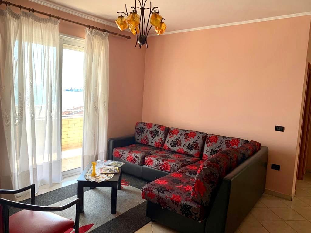 JEPET ME QERA APARTAMENT 2+1 , PERBALL PORTIT , DURRES. ( Vetem per te huaj ) 2