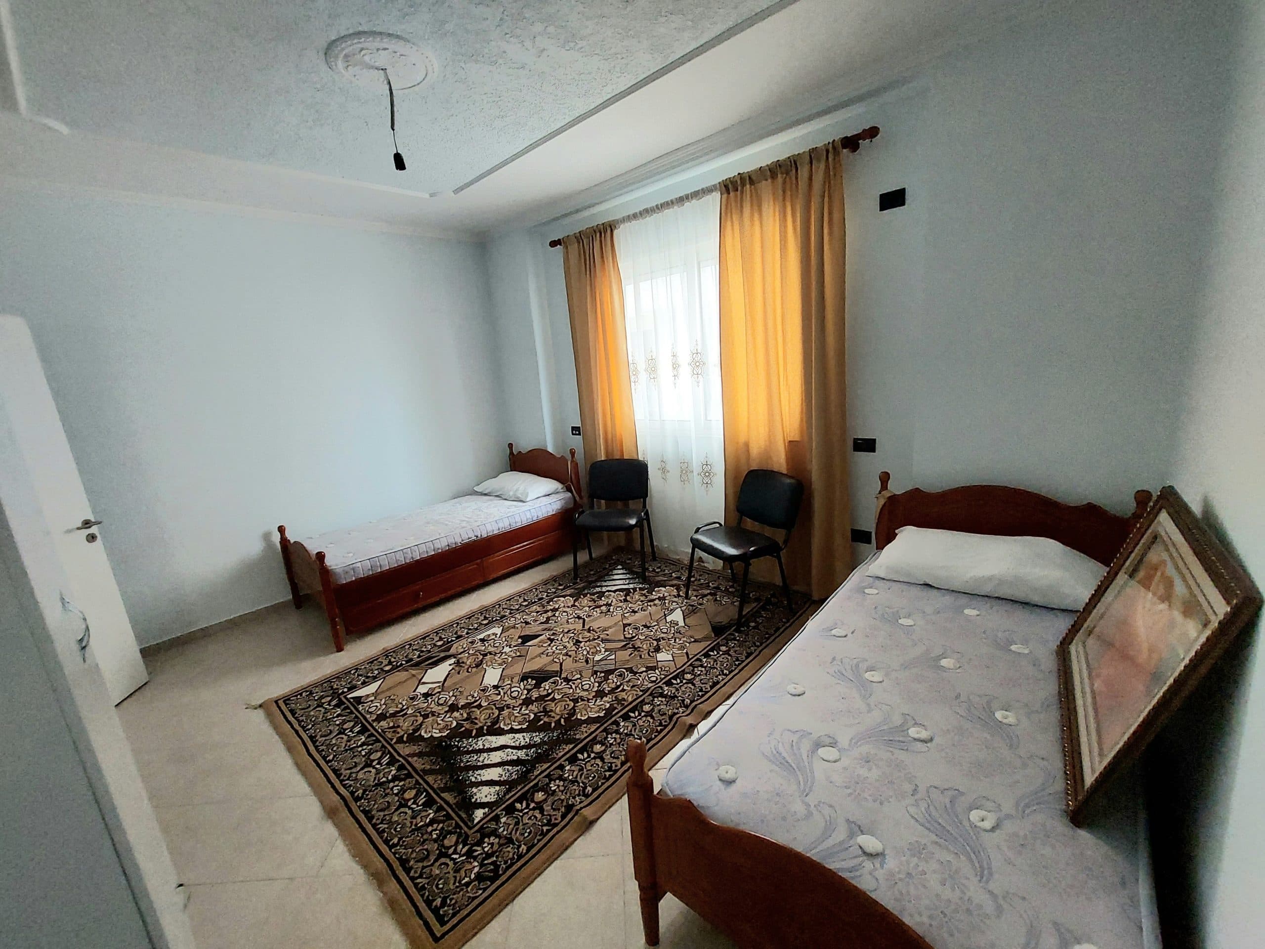 JEPET ME QERA APARTAMENT 2+1+2 , PRANE STACIONIT TE TRENIT, DURRES. 4