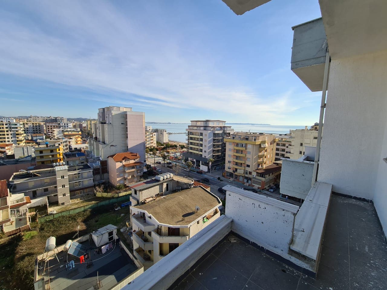 SHITET APARTAMENT 1+1 PERBALLE BIG MARKET PLAZH, DURRES. 2