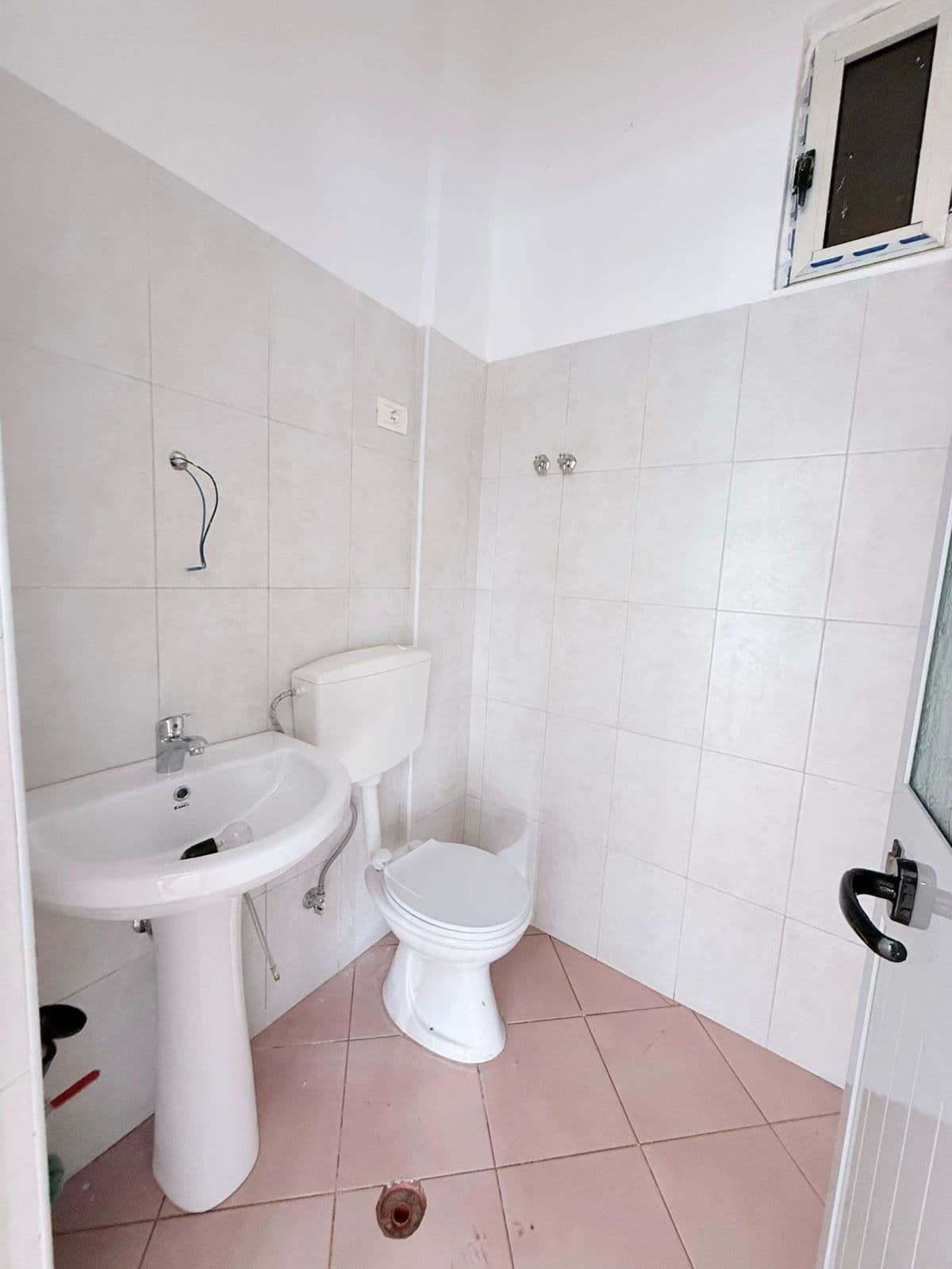 JEPET ME QERA AMBIENT BIZNESI ZONA KAZAZIT DURRES