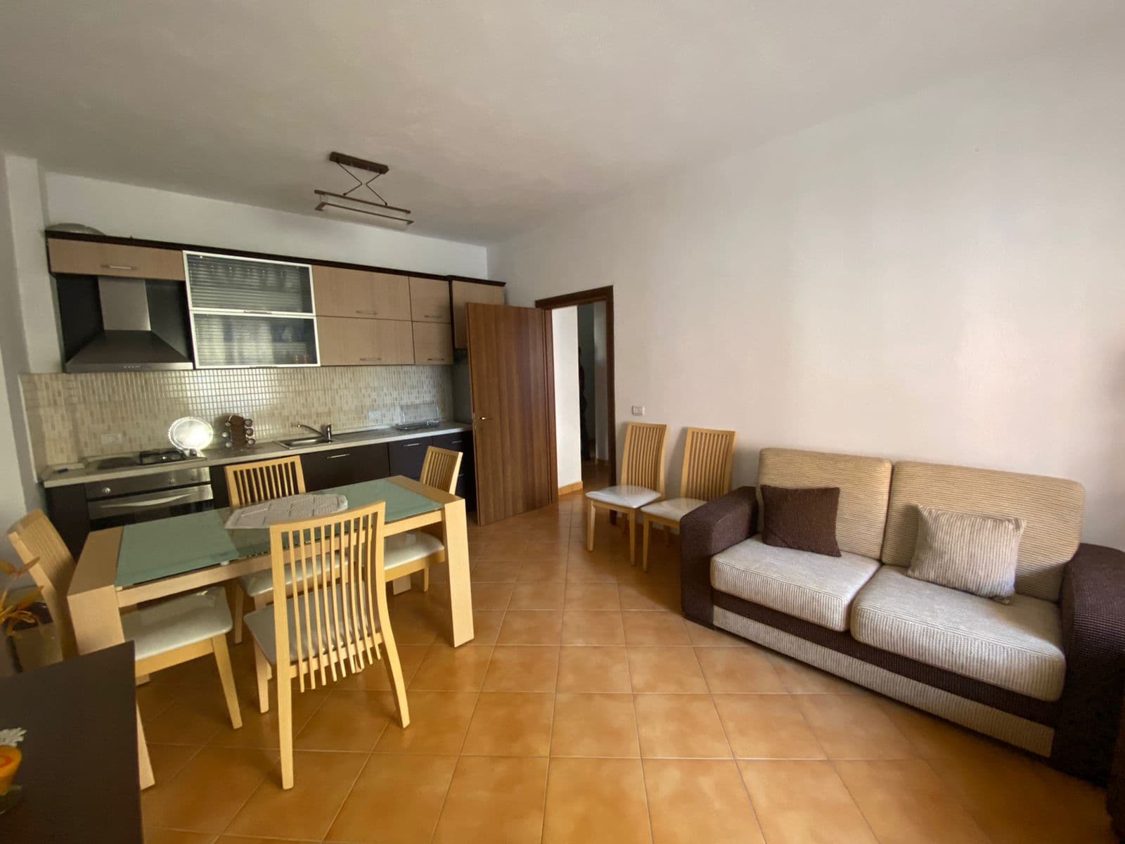 SHITET APARTAMENT 2+1 PRANE HOTEL FLORIDA PLAZH,DURRES.