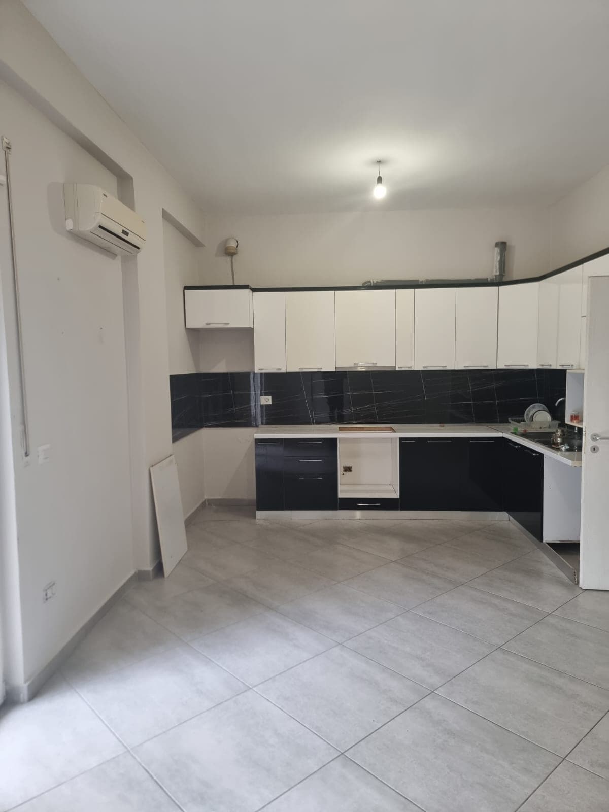 JEPET ME QERA AMBIENT/APARTAMENT RRUGA E RE E PORTIT, DURRES 2