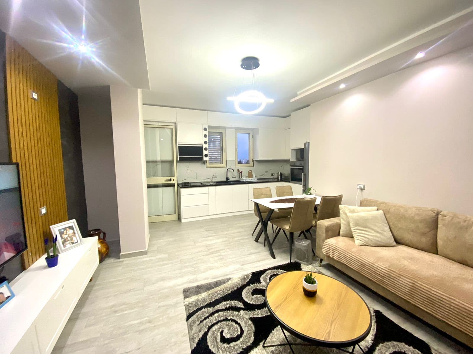 SHITET APARTAMENT 3+1+2 PRANE DREJTORISE SE POLICISE, DURRES. 4