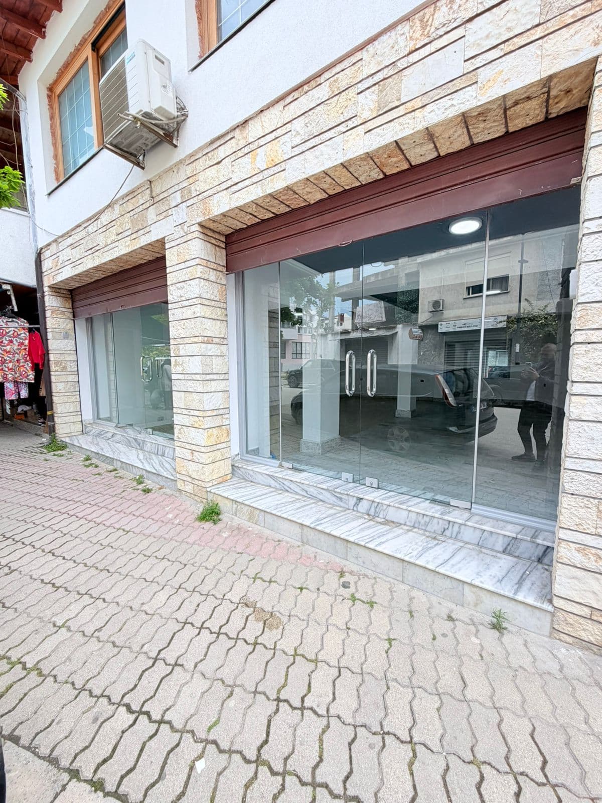 JEPET ME QERA AMBIENT BIZNESI, PRANE SHKOLLES QEMAL MICI, DURRES