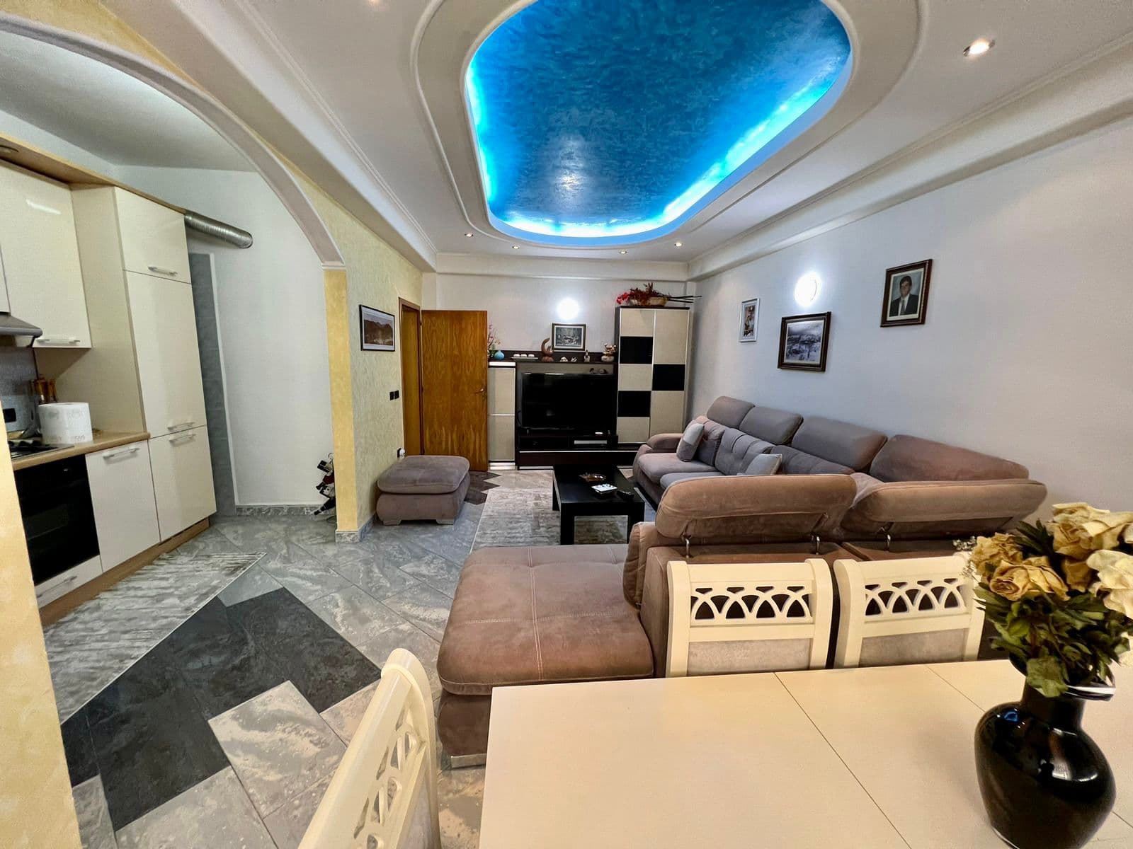SHITET APARTAMENT 2+1 PRANE STADIUMIT, DURRES.