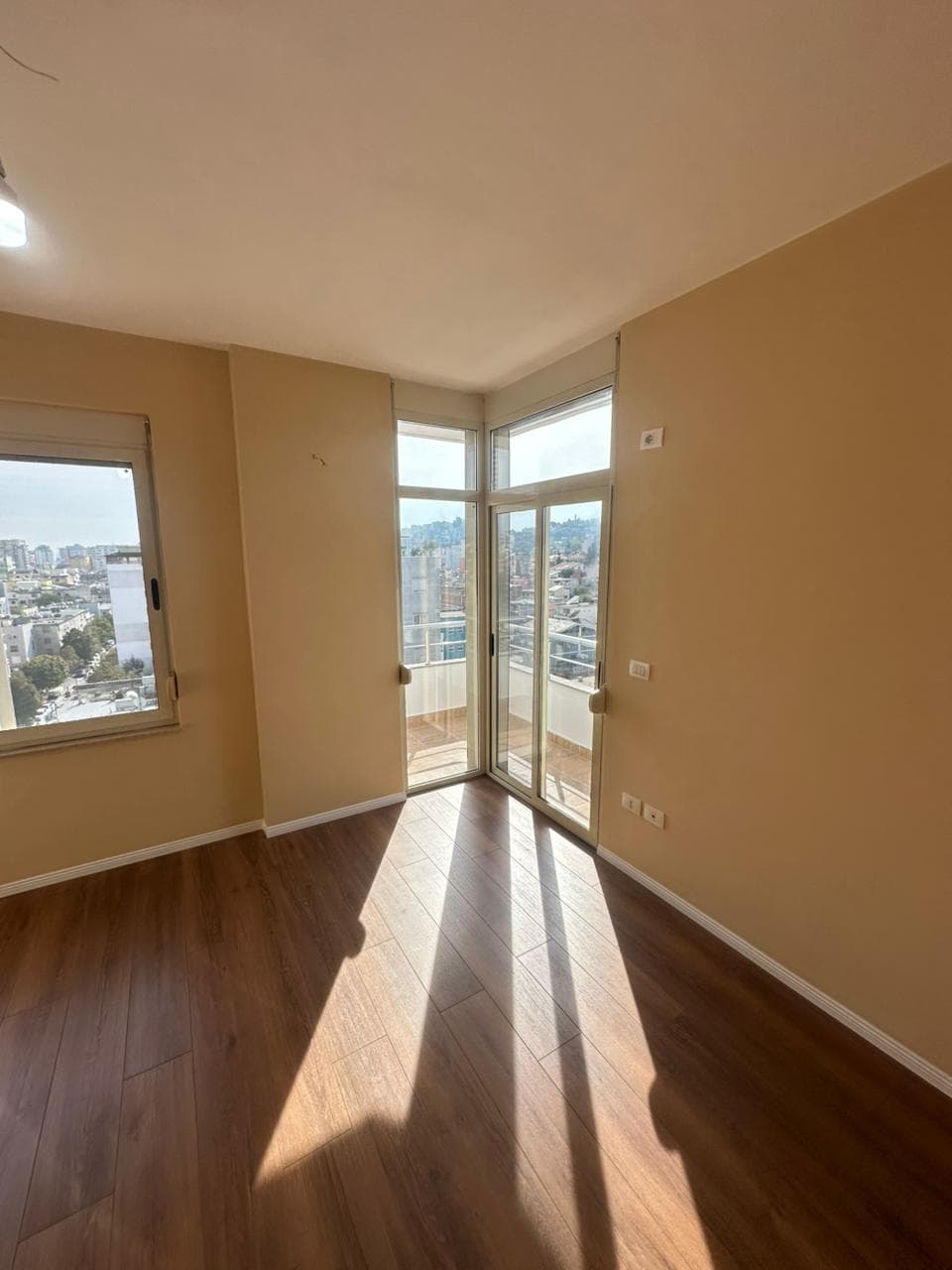 SHITET APARTAMENT 3+1, DEGA E POLICISE, DURRES.