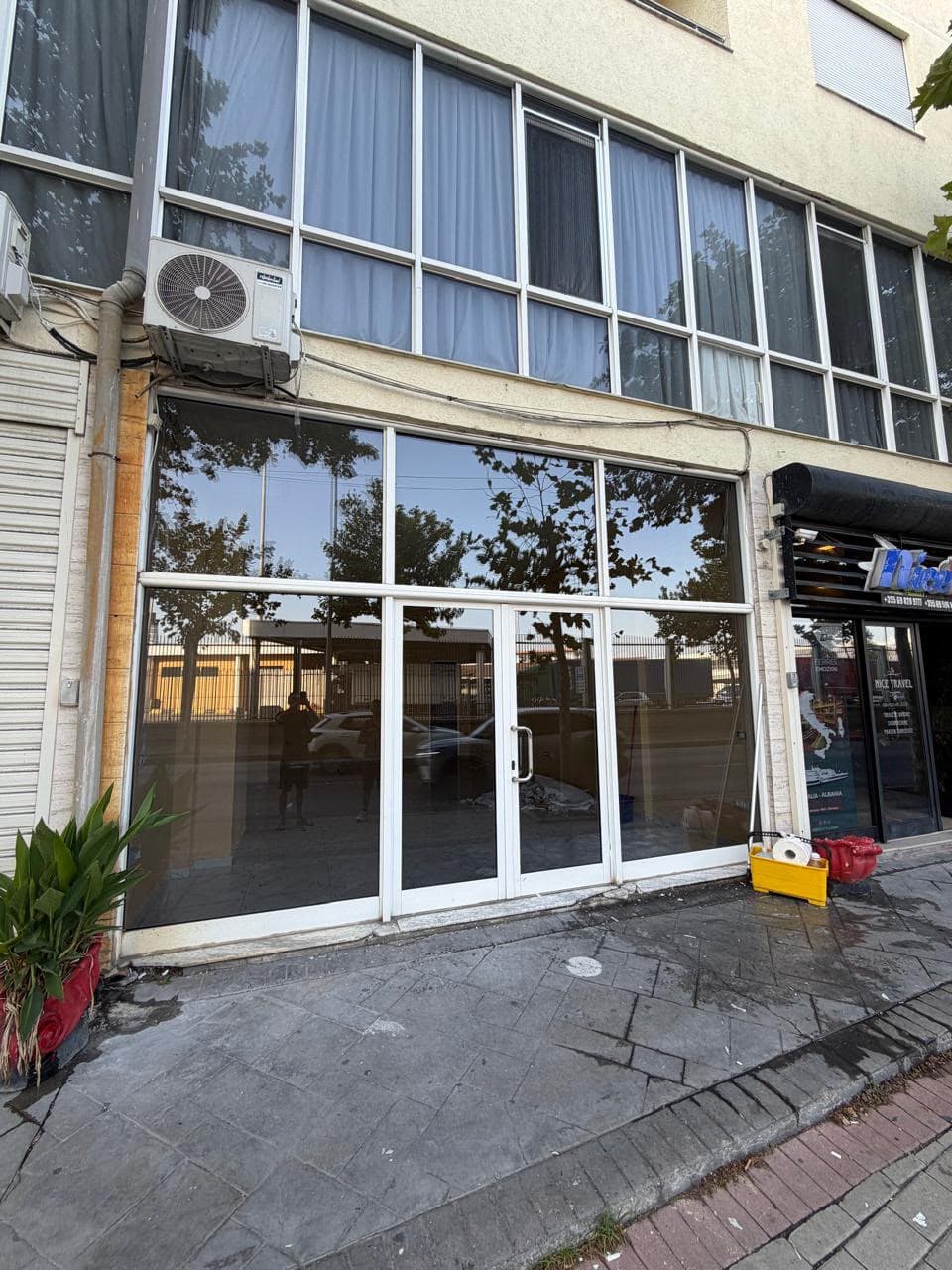 SHITET AMBIENT BIZNESI NE RRUGEN E PORTIT, DURRES