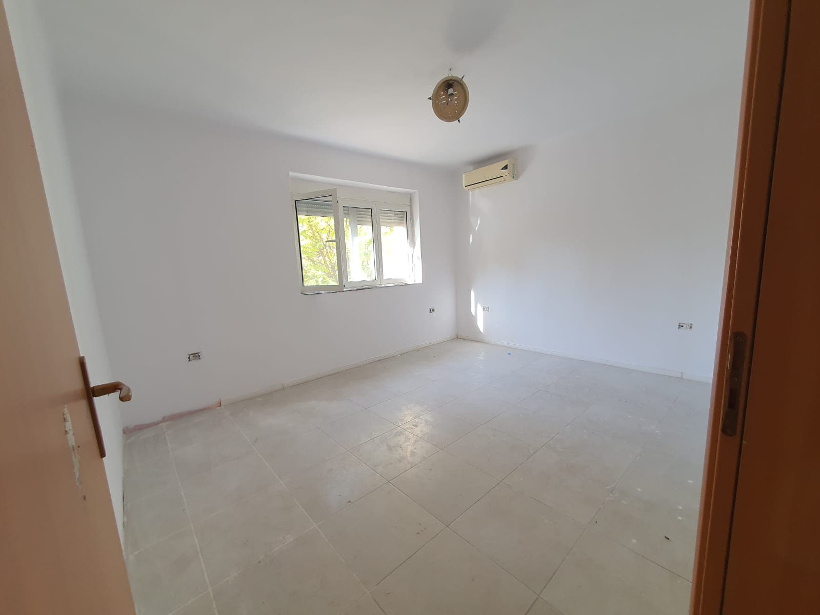 SHITET APARTAMENT 2+1 PRANE DREJTORIS SE POLICIS,DURRES.
