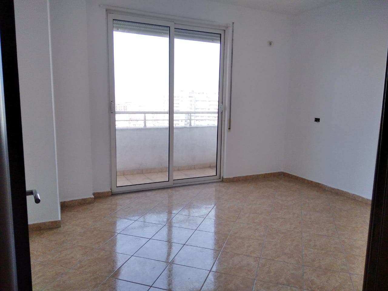 SHITET APARTAMENT 3+1 PRANE STACIONIT TE TRENIT,DURRES 2
