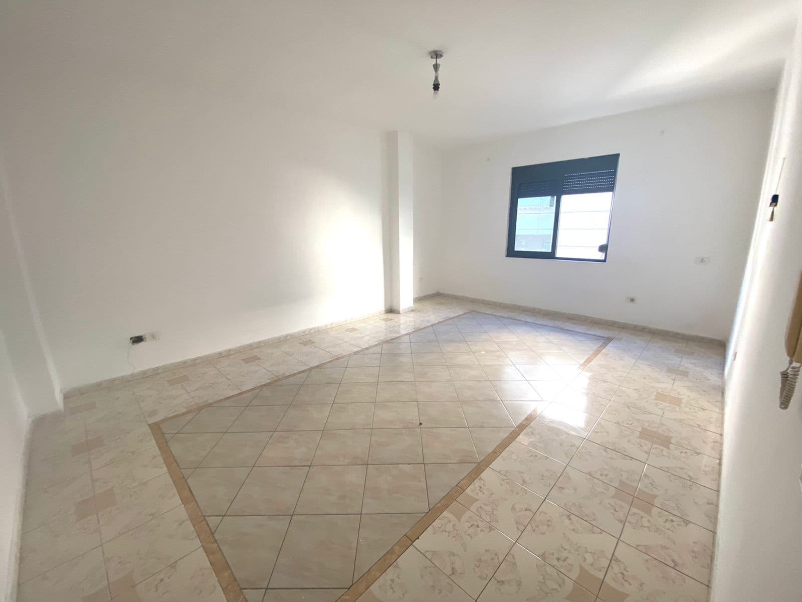 SHITET APARTAMENT 2+1 PRANE UJESJELLESIT, DURRES. 3