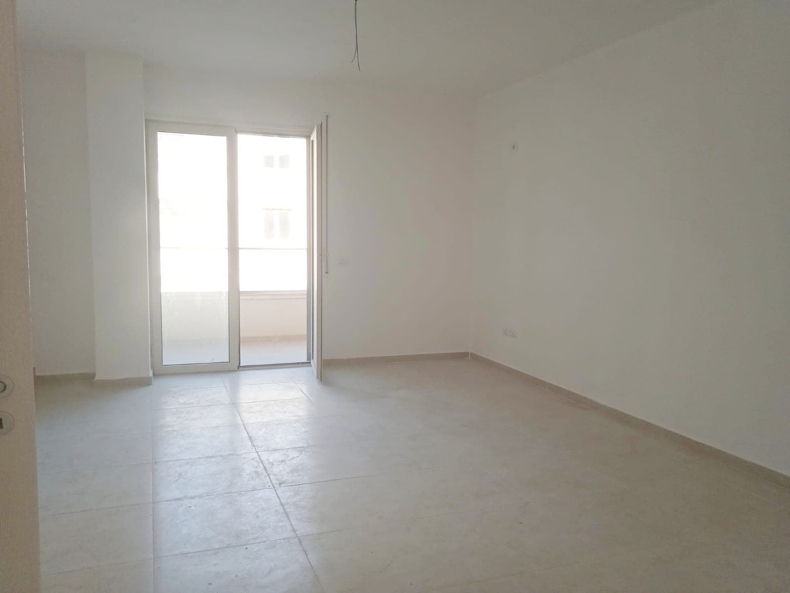 SHITET APARTAMENT 2+1 PRANE PORTIT,DURRES. 3