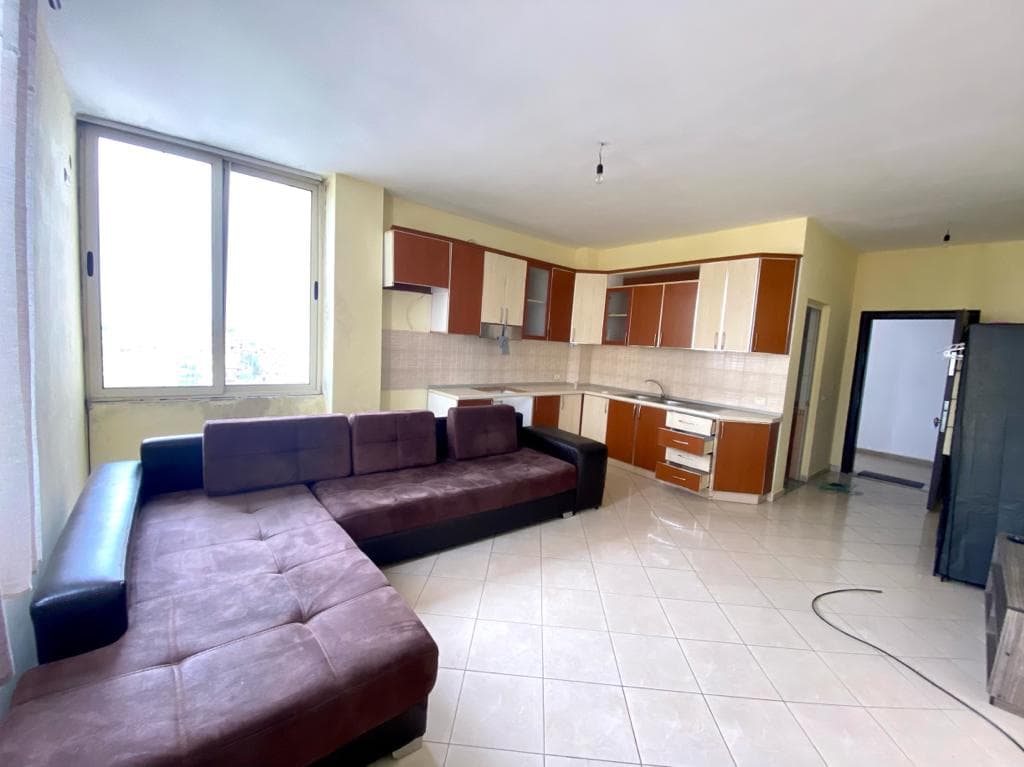 SHITEN DY APARTAMENTE 1+1 PRANE TREGUT TE MADH INDUSTRIAL, DURRES.