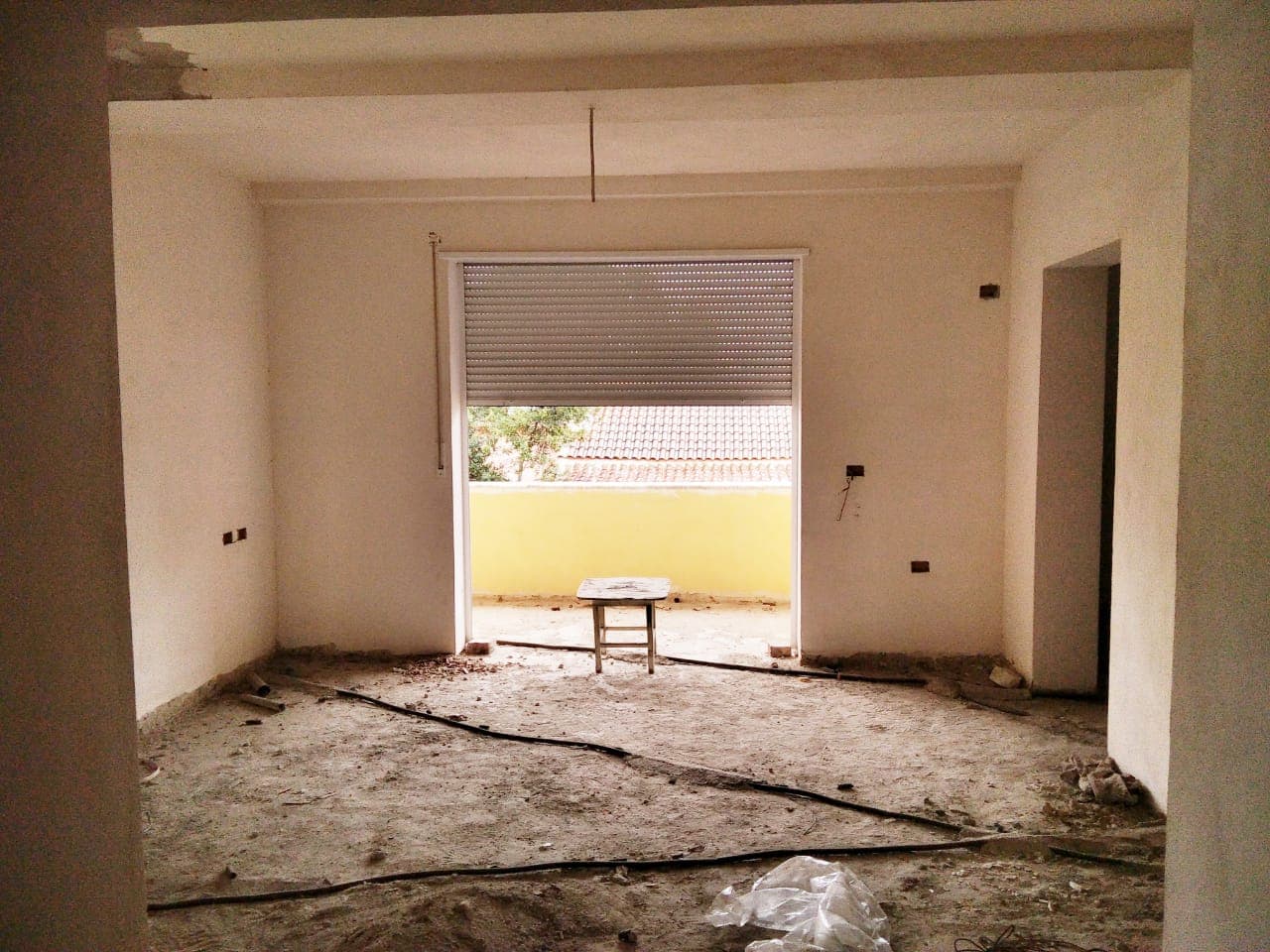 SHITET APARTAMENT 3+1 + AMBIENT BIZNESI , PRANE TREGUT TE MADH INDUSTRIAL , DURRES .