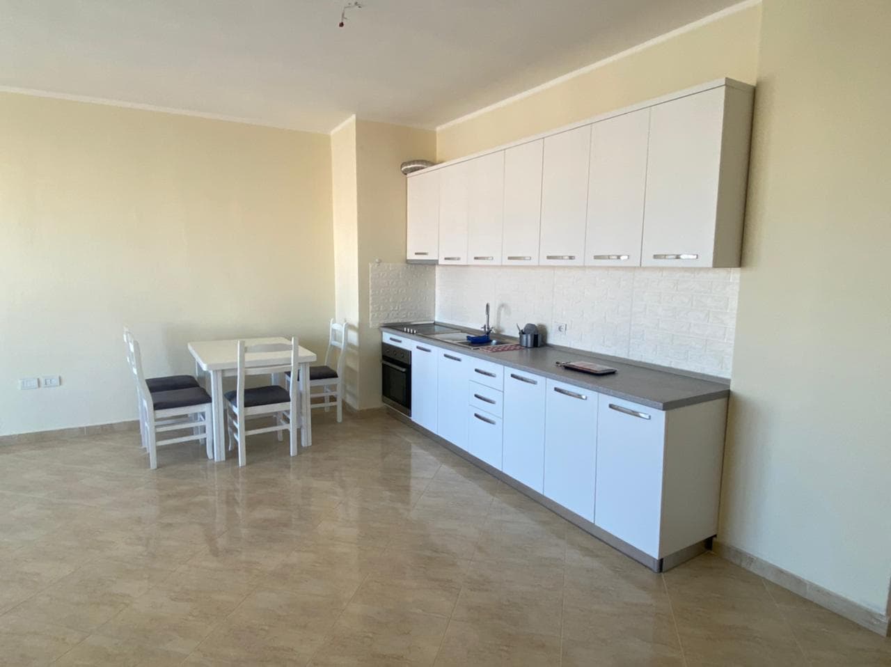 SHITET APARTAMENT 2+1 PRANE STACIONIT TE TRENIT QENDER, DURRES.