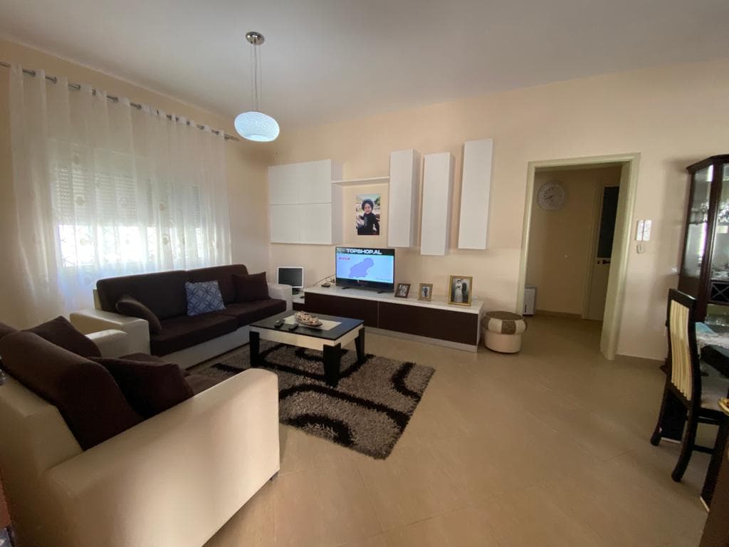 SHITET SHTEPI PRIVATE+AMBIENT BIZNESI, PRANE CEZMES FERRES,LAGJA 8 DURRES. 2