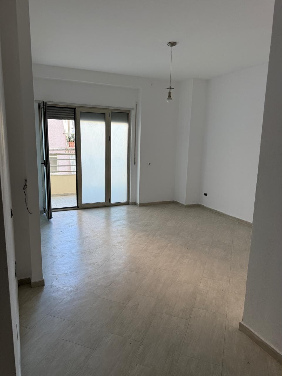 SHITET APARTAMENT 2+1 PRANE PALLATIT SPORTIT -DURRES. 3