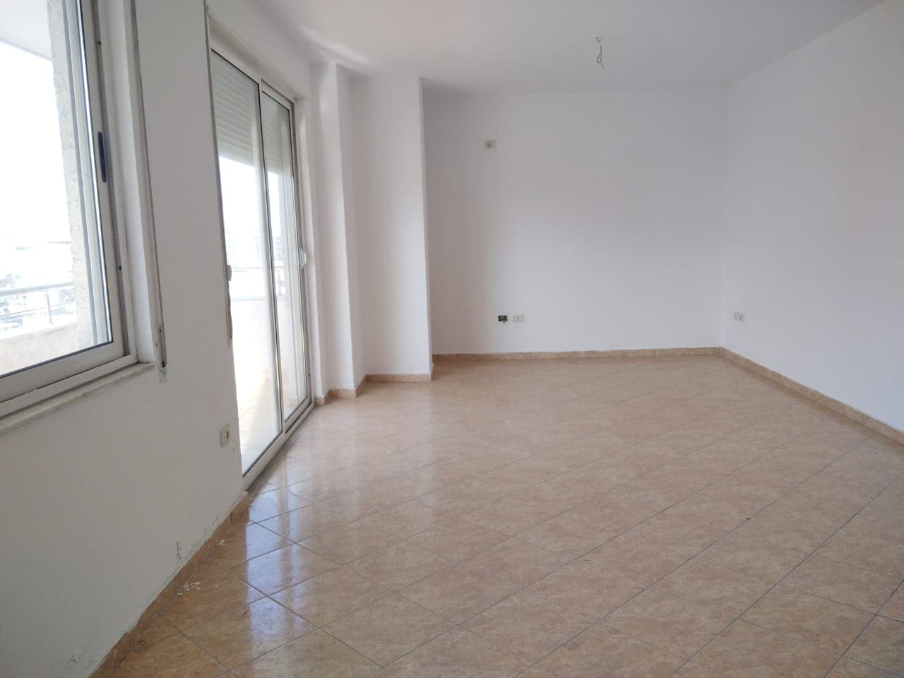 SHITET APARTAMENT 3+1 PRANE STACIONIT TE TRENIT,DURRES