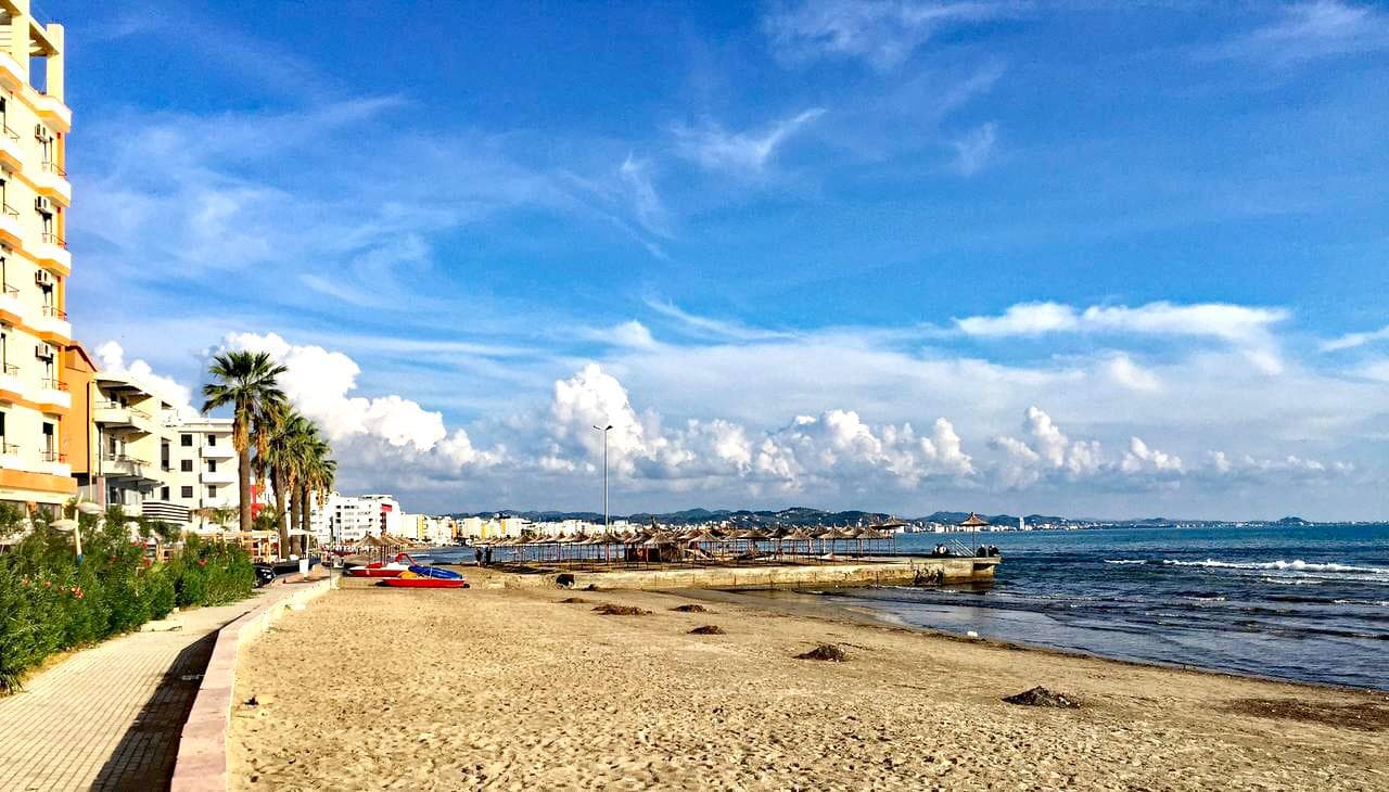 JEPET ME QERA HOTEL 4 KATESH BUZE DETIT, PLAZH, DURRES.