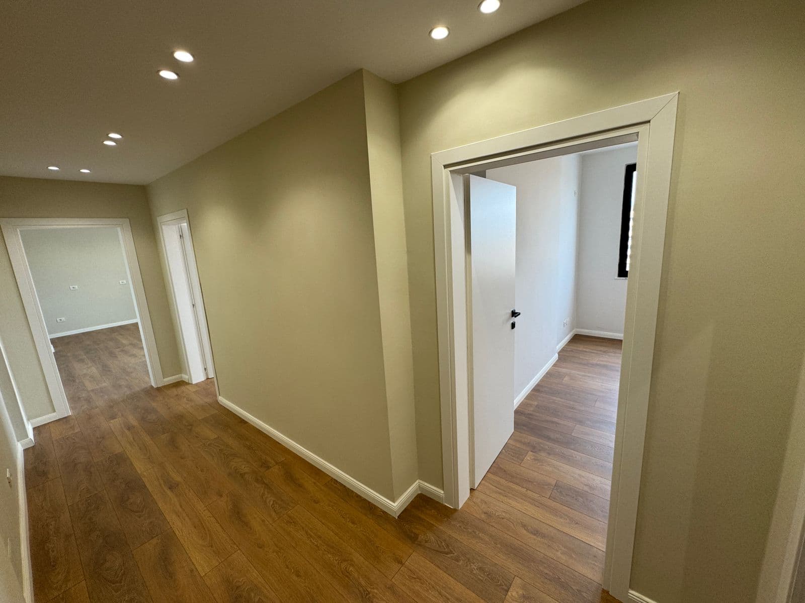 SHITET APARTAMENT 2+1 PRANE KOMPLEKS KASA, PLAZH, DURRES
