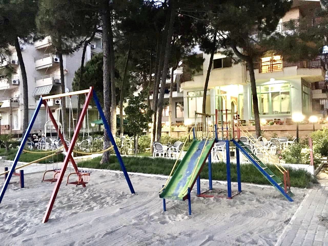 JEPET ME QERA BAR/RESTORAT TE SHKEMBI I KAVAJES 2