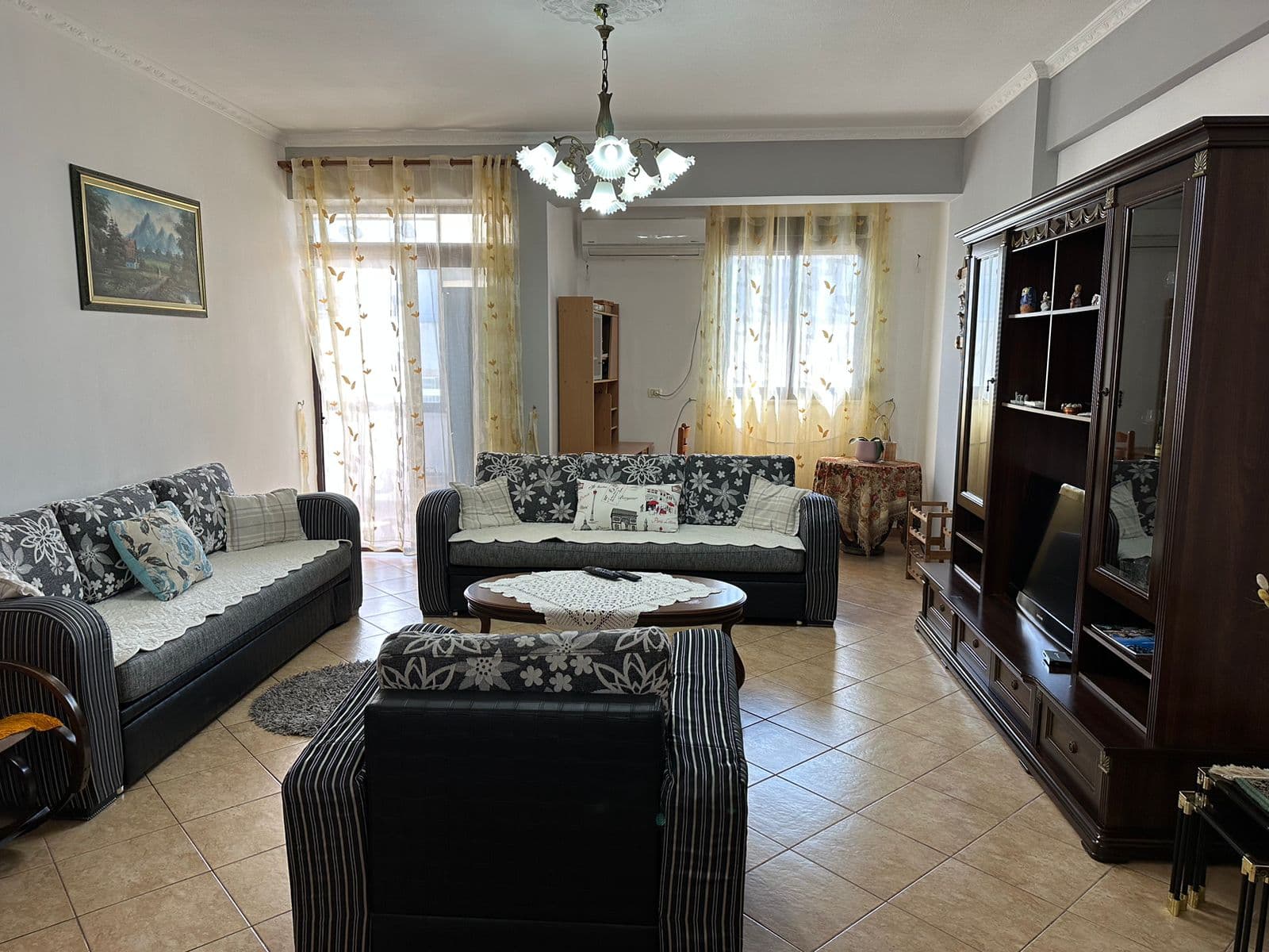 JEPET ME QERA APARTAMENT 2+1 PRANE STACIONIT TE TRENIT, DURRES