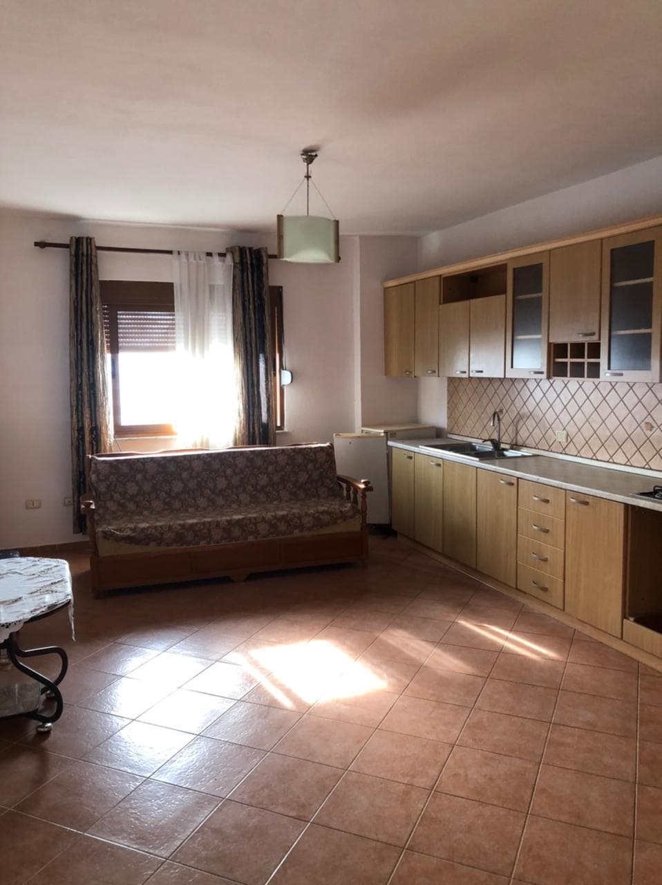SHITET APARTAMENT 1+1 PRANE SHKOLLES GREKE, DURRES.