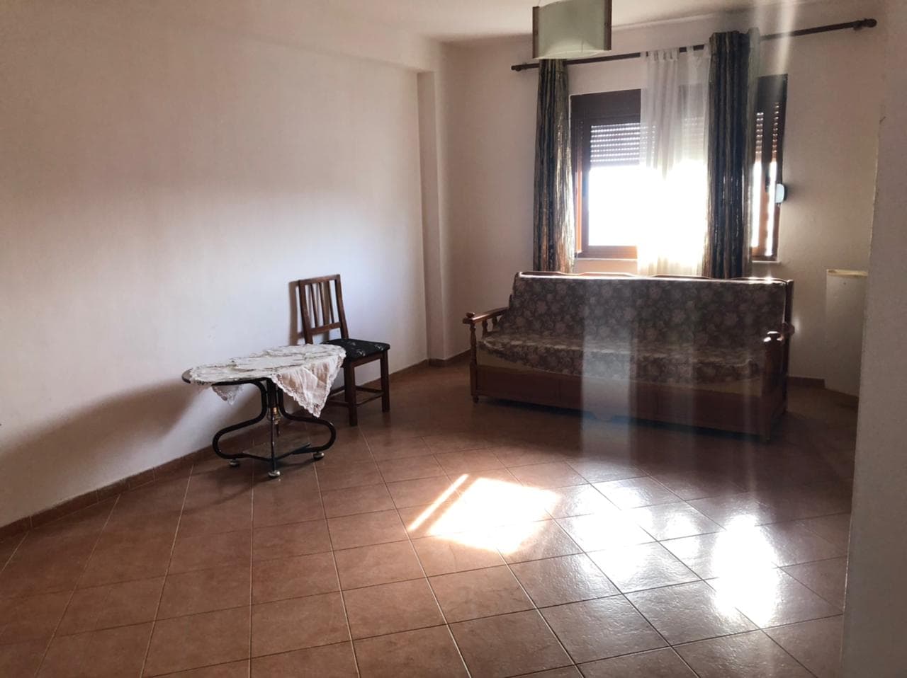 SHITET APARTAMENT 1+1 PRANE SHKOLLES GREKE, DURRES. 3