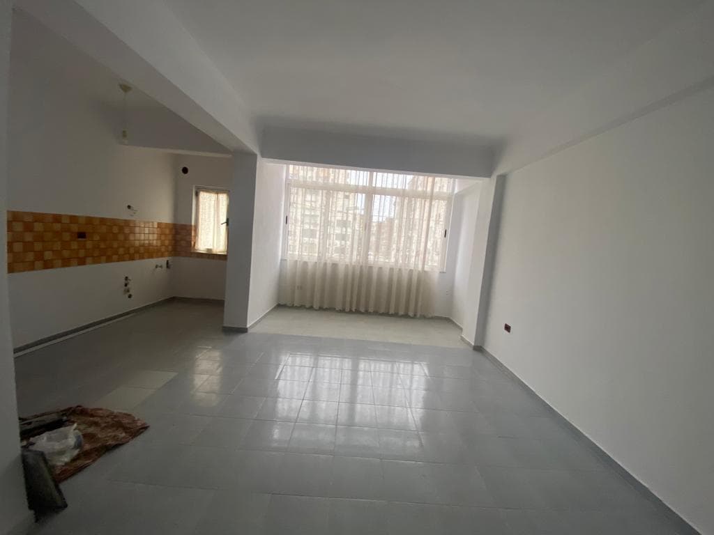 SHITET APARTAMENT 2+1 PRANE STADIUMIT, LAGJA 18, DURRES.
