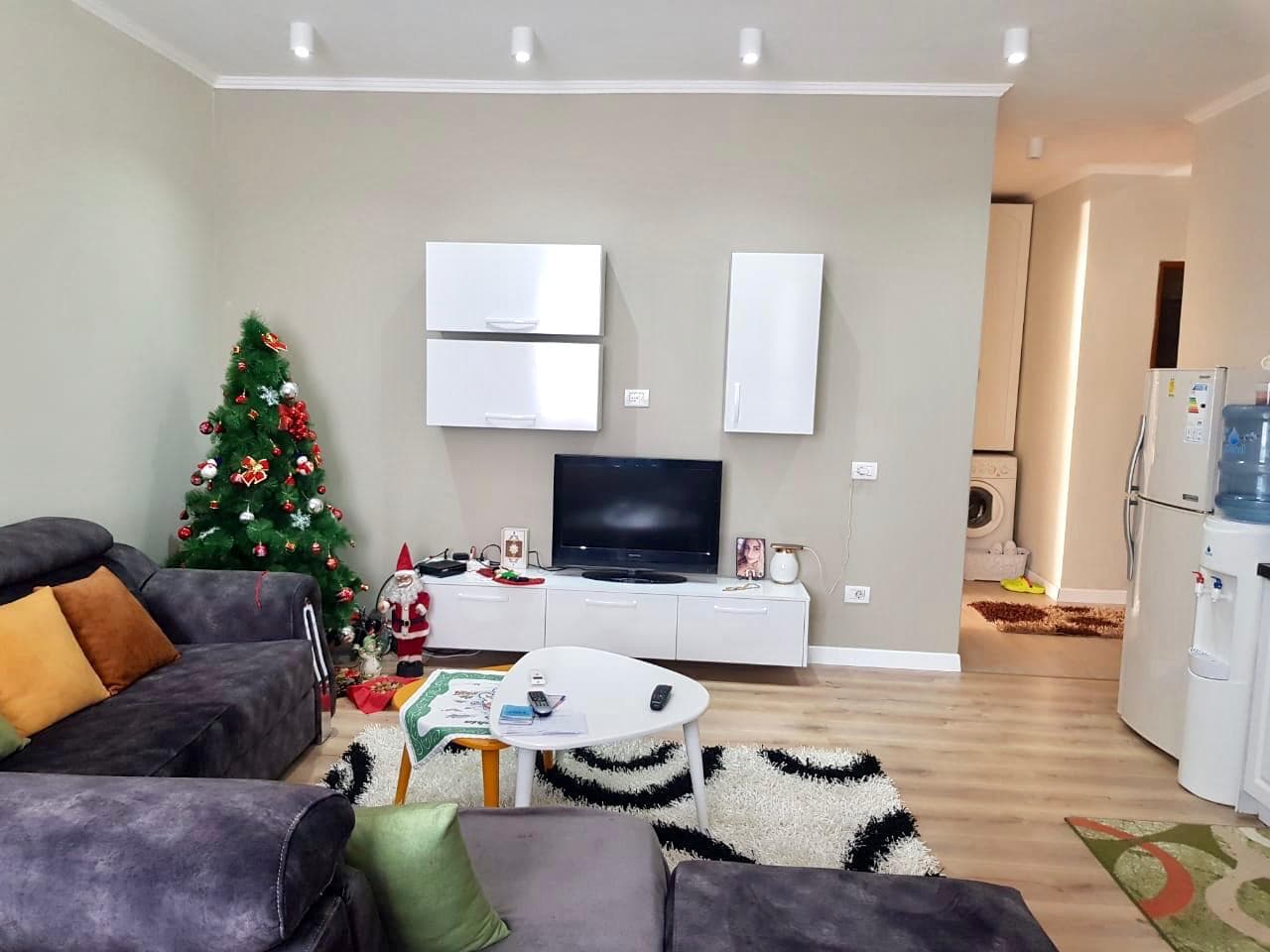 SHITET APARTAMENT 2+1 MBRAPA SHKOLLES BAJRAM CURRI,PLAZH ,DURRES. 2