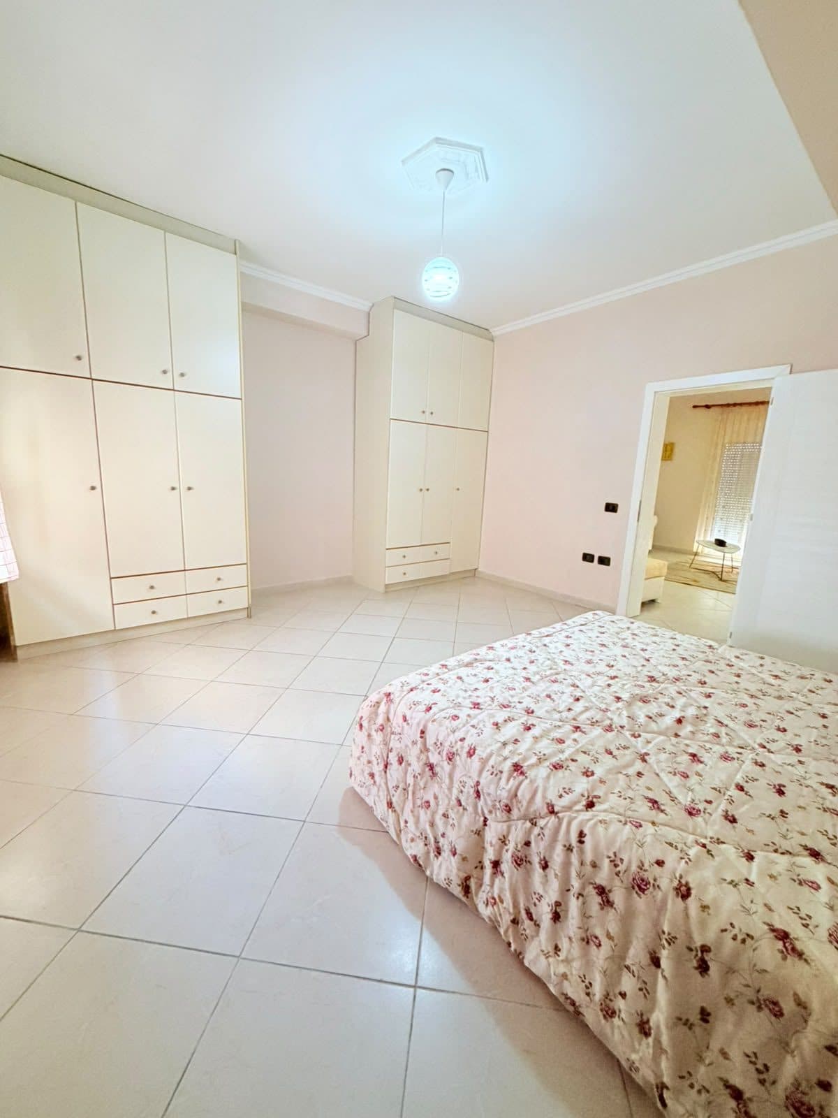 JEPET ME QERA APARTAMENT 2+1 PRANE MARKATES, DURRES