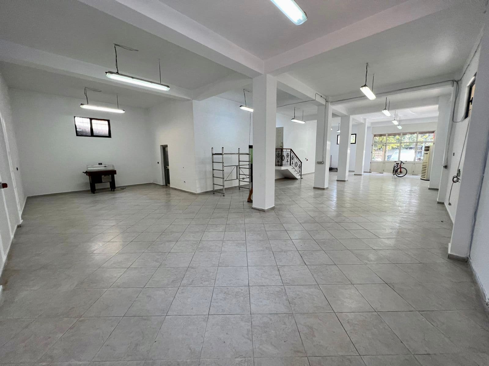 JEPET ME QERA AMBIENT BIZNESI PRANE SHKOLLES QEMAL MICI, DURRES.