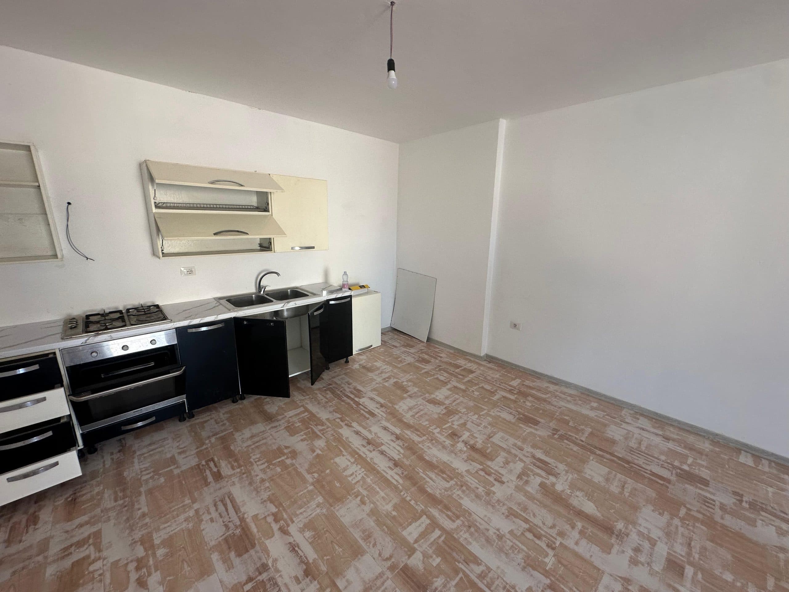 JEPET ME QERA APARTAMENT 2+1, PRANE KAZAZIT, DURRES. 2