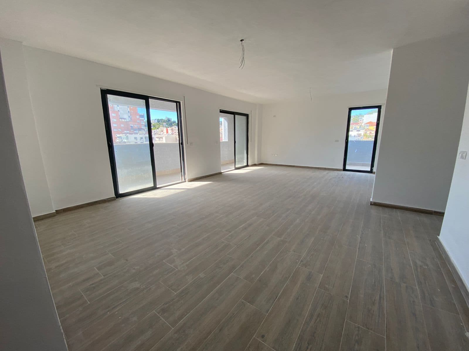 SHITET APARTAMENT 2+1 PRANE SHKOLLES 2 GJELAT, DURRES . 2