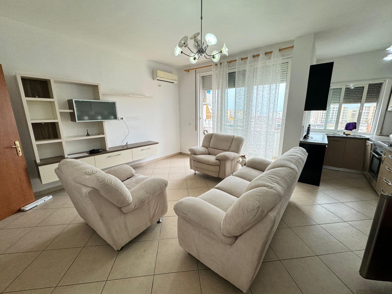 SHITET APARTAMENT 2+1 PRANE KAZAZIT, DURRES. 2