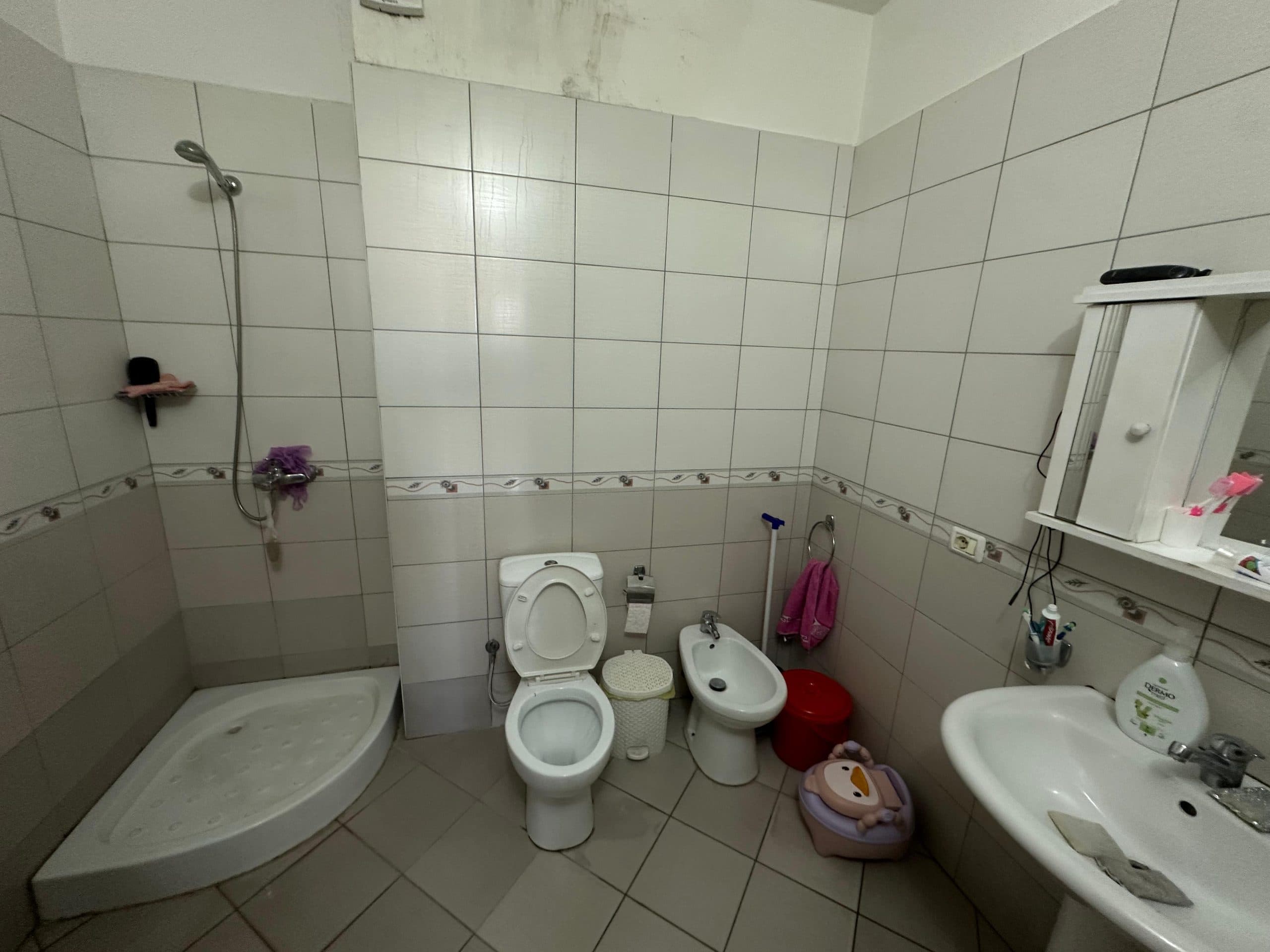 JEPET ME QERA APARTAMENT 2+1, PRANE KAZAZIT, DURRES. 4