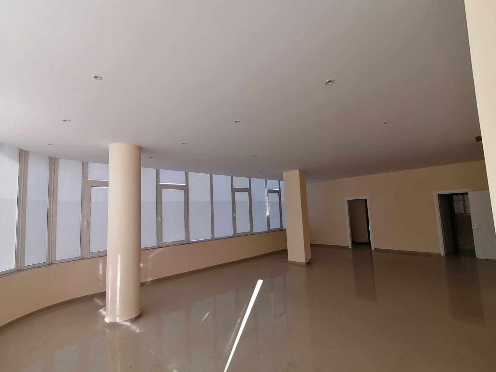 JEPET ME QERA AMBIENT BIZNESI PRANE SEMAFORIT TE PARE NE KENETE, DURRES.