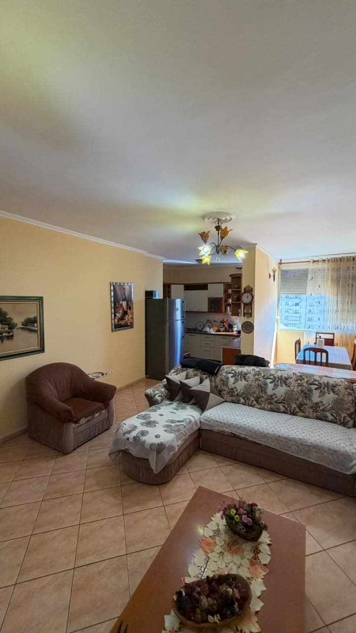 SHITET APARTAMENT 2+1+2 PRANE POLIKLINIKES, DURRES 3