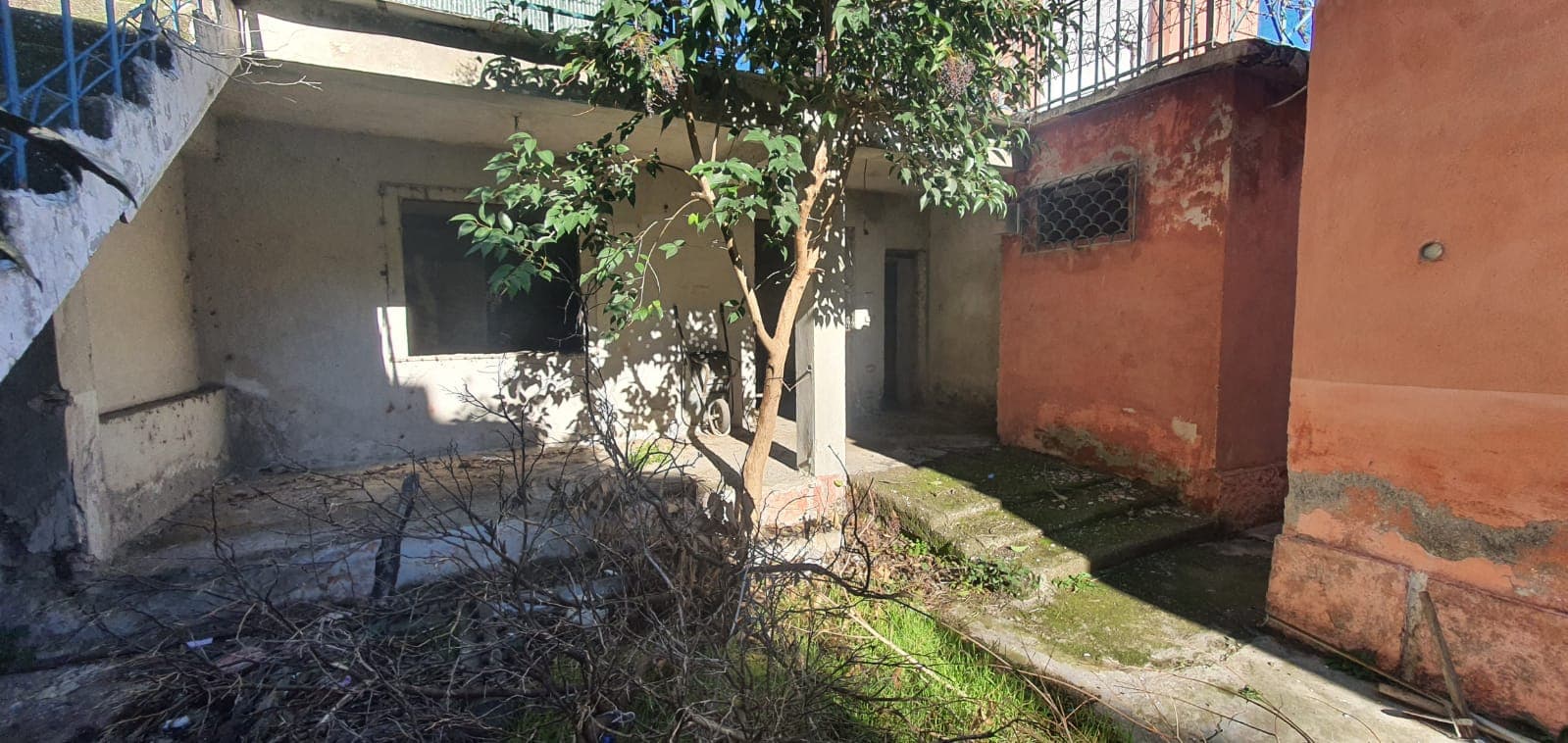 SHITET SHTEPI PRIVATE,PRANE DREJTORISE SE POLICIS,DURRES. 3