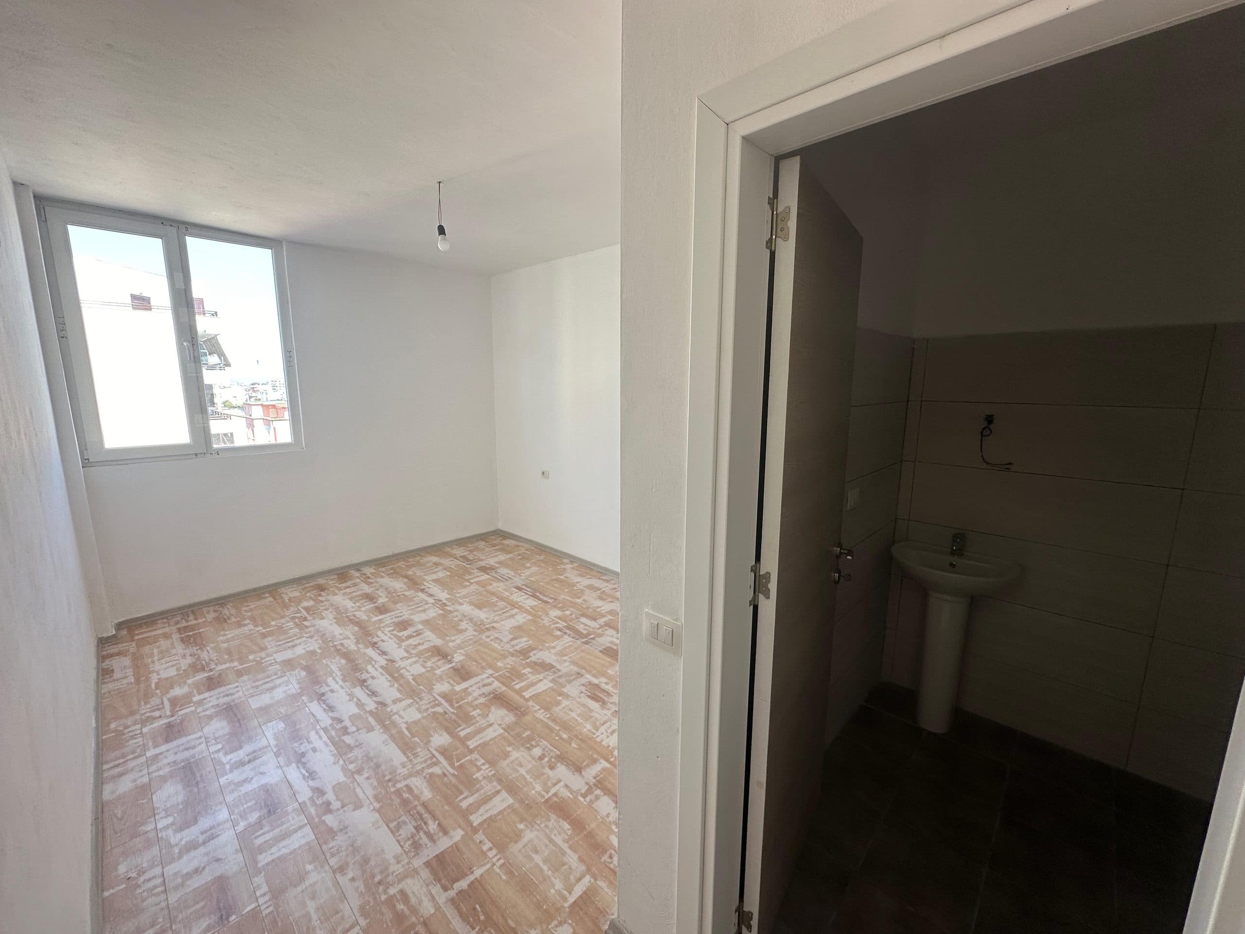 JEPET ME QERA APARTAMENT 2+1, PRANE KAZAZIT, DURRES. 4