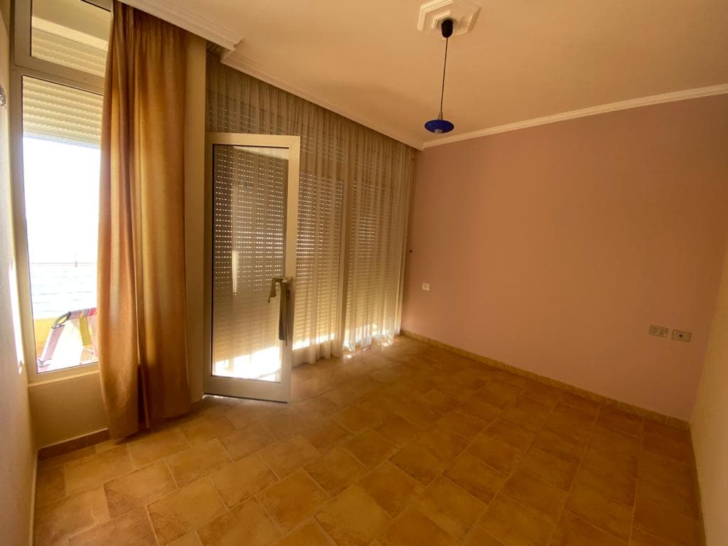 SHITET APARTAMENT 2+1 PERBALLE DETIT RRUGA PAVARESIA, PRANE HOTEL ADRIATIK, DURRES. 3